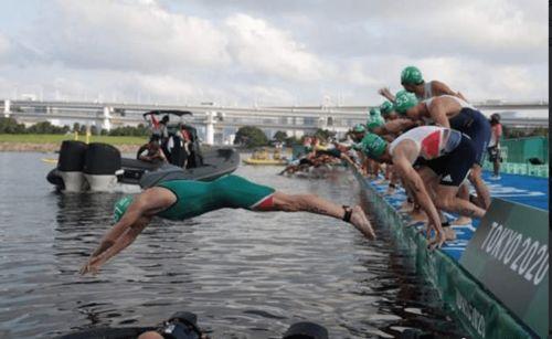 游泳搞笑运动员